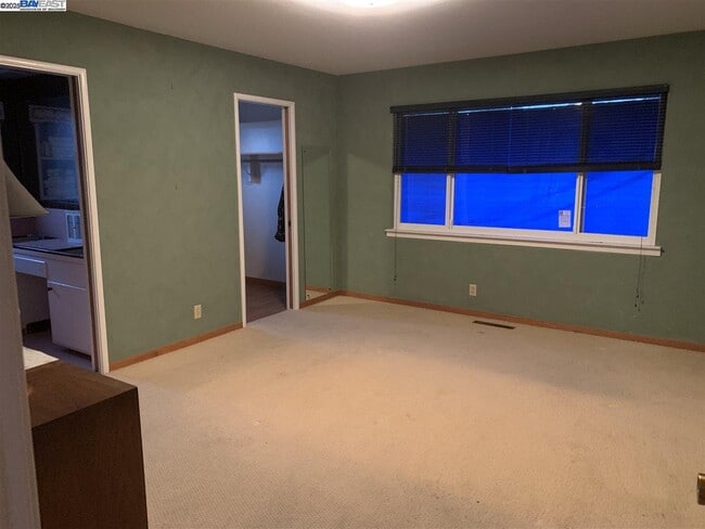 Building Photo - 2755 Pineridge Rd