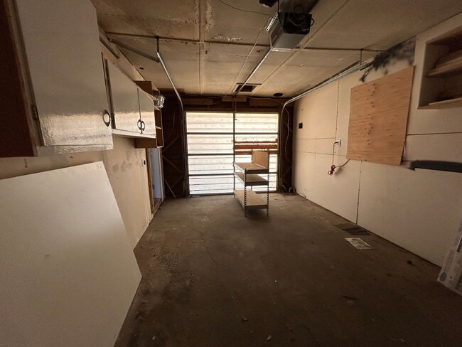 Building Photo - 3 Bedroom 1 Bath Large House with Garage & Many Amenities