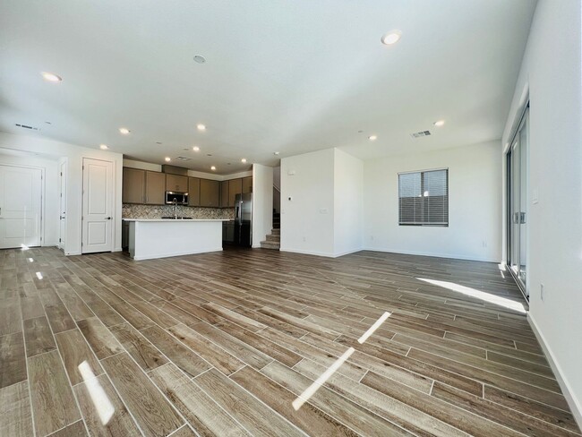 Building Photo - s 4 bedroom 2.5 Bathrooms with Loft, home ...