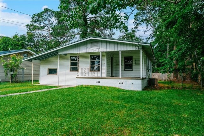 Building Photo - 100 Esplanade Ave