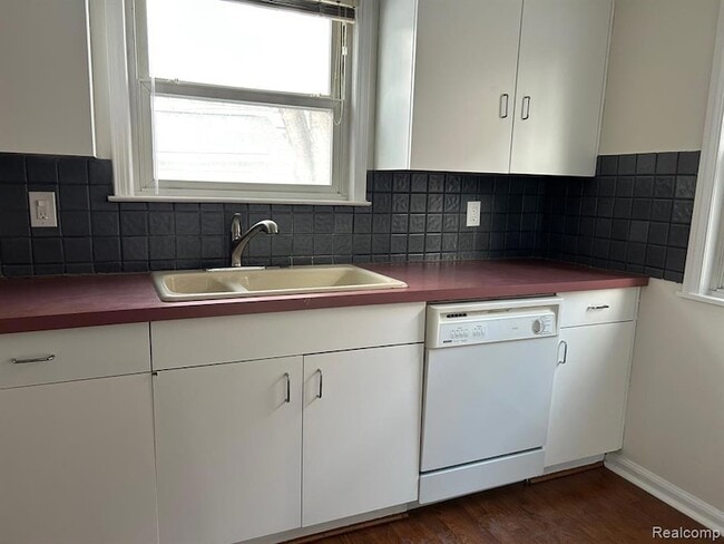 Building Photo - 13336 Balfour Ave