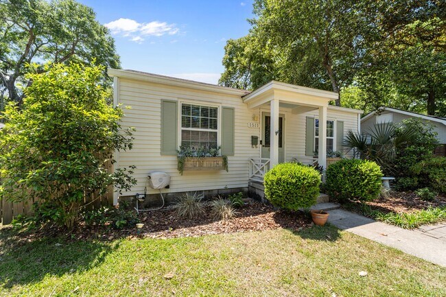 Building Photo - Charming Parkside 2-Bedroom Home Near Daffin Park with Fenced Yard & Patio