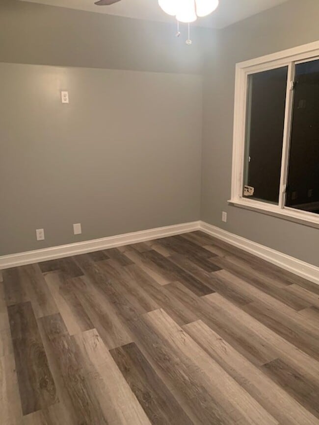 Building Photo - Utilities Included in this Upper Unit Dupl...