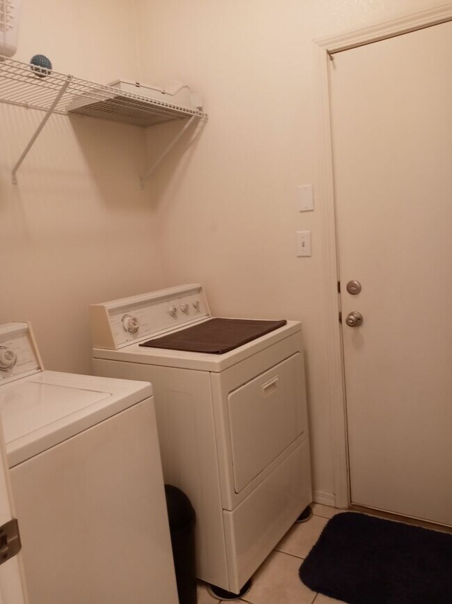 Building Photo - GREAT AREA!