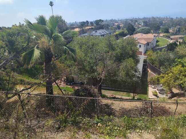 Building Photo - Gorgeous 3 bed 2.5 bath home with stunning Ocean Views and lots of natural light, in the highly s...