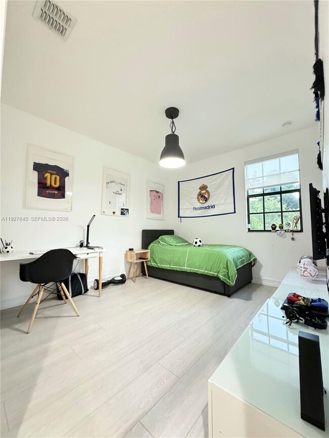 Building Photo - 13017 Riverwalk Cir S