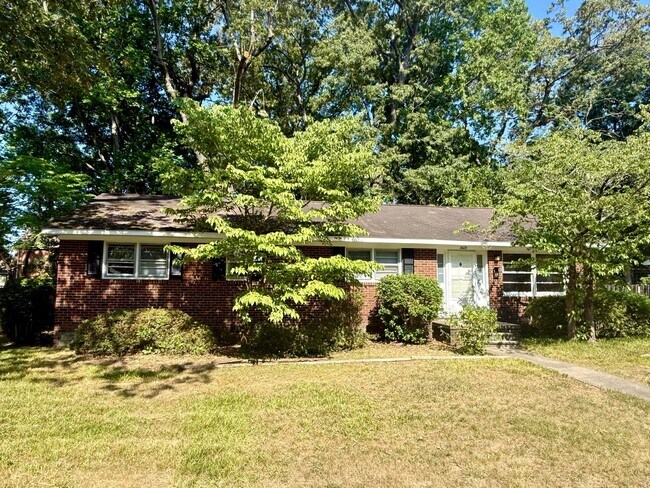 Building Photo - Three bedroom, 1.5 bath house in Burlington