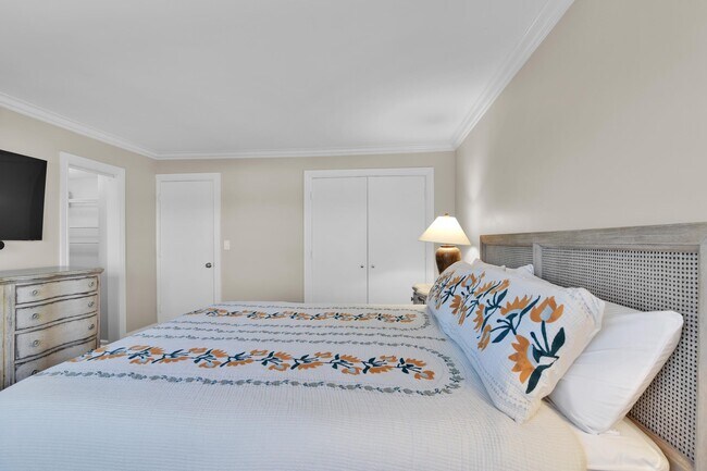 Building Photo - 1169 Hillsboro Mile