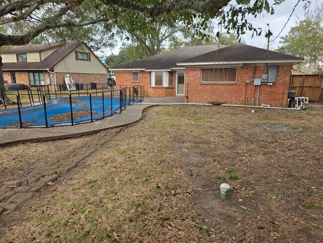 Building Photo - 2121 Redwood St