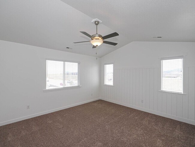 Building Photo - 4 Bedroom, 2.5 bathroom Eagle Mountain Home