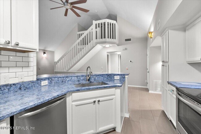 Building Photo - 13703 Richmond Park Dr N