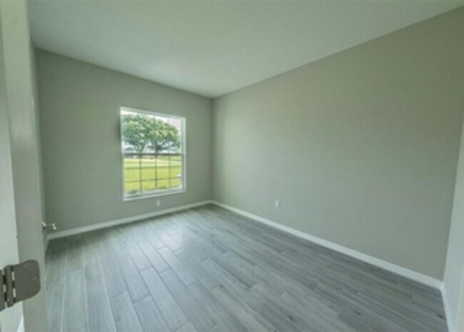 Building Photo - Executive 4/3 Rental