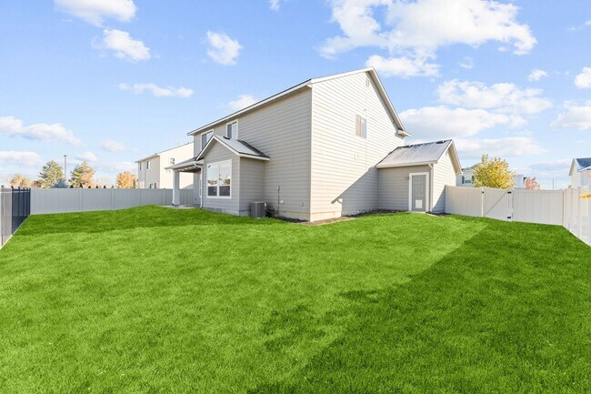 Building Photo - 5 Bedroom 2.5 Bath FOUR CAR GARAGE Eagle, ...