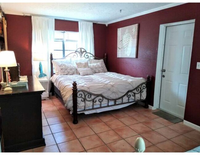 Building Photo - 622 10th Ave N