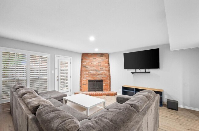 Building Photo - Luxury Townhome Living in the Prestigious Gated Community of Indian Creek – Available Now!