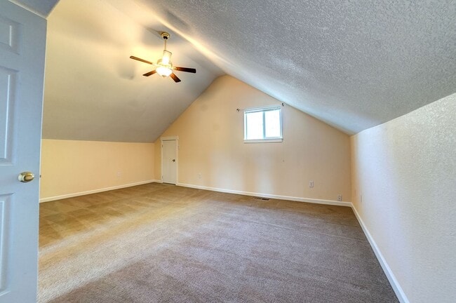 Building Photo - Spacious home in NE Bend!  4 bedrooms!
