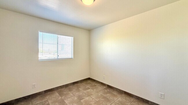 Building Photo - 1712 E Pepper Cir