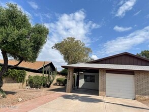 Building Photo - 1532 E El Parque Dr