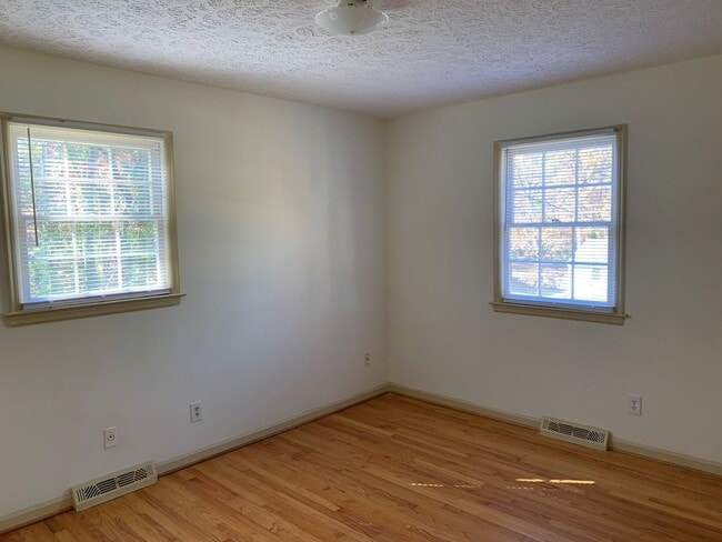 Building Photo - 3 Bedroom House off Timberlake Road