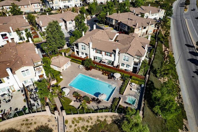 Building Photo - 2 bedroom Condo with an attached garage an...