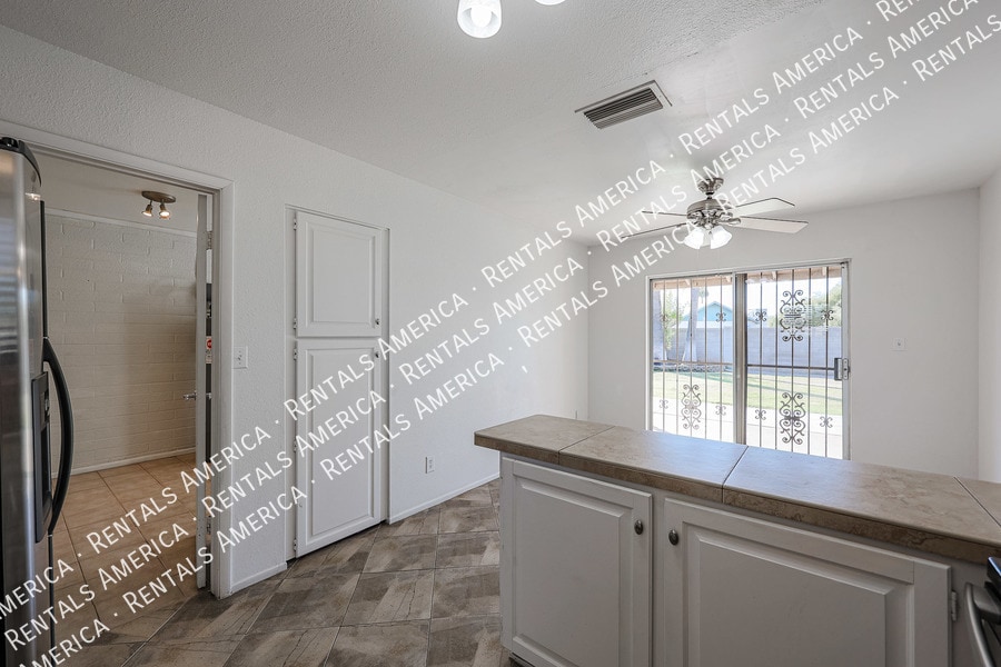 Building Photo - 913 W Jerome Cir