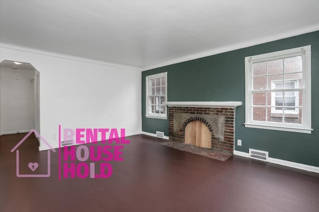 Primary Photo - Summer Special~ 3 BEDROOM 1 BATH BUNGALOW ...