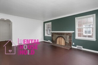 Building Photo - ~ 3 BEDROOM 1 BATH BUNGALOW FREE PRE-SCREEN
