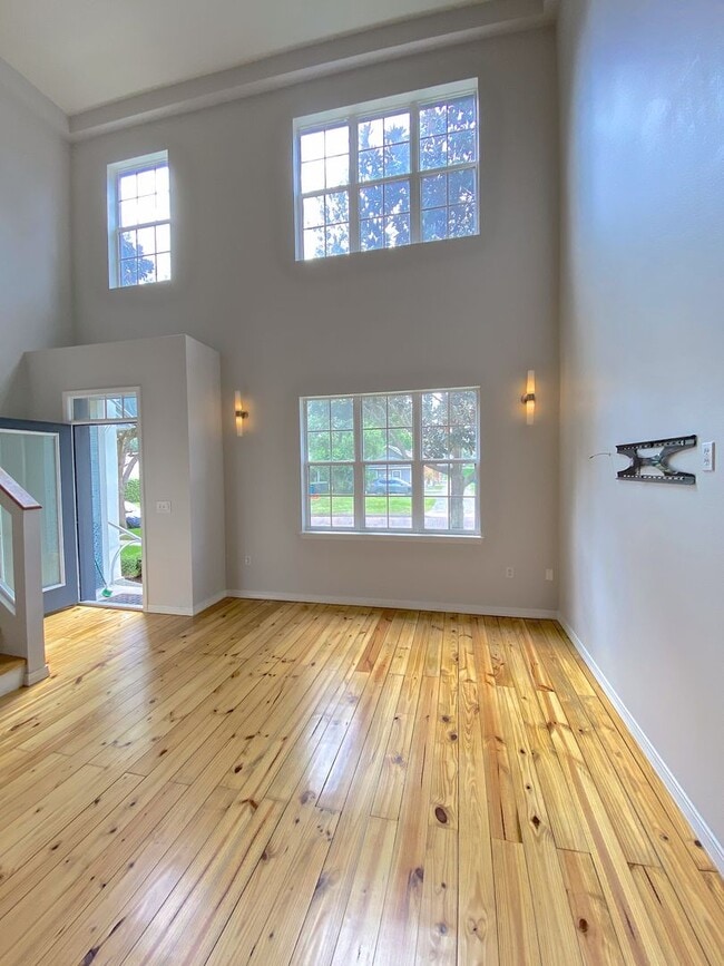 Building Photo - Stunning and Unique Luxury Town Home for R...