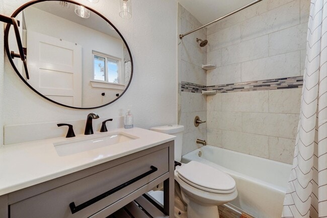 Building Photo - 4405 Button Bend Cir