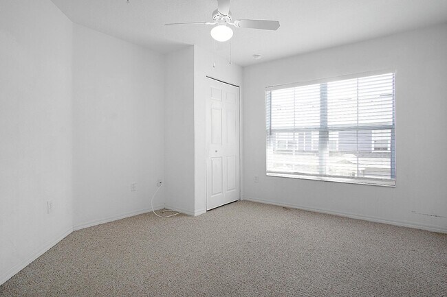 Building Photo - 4562 Yellowgold Rd E