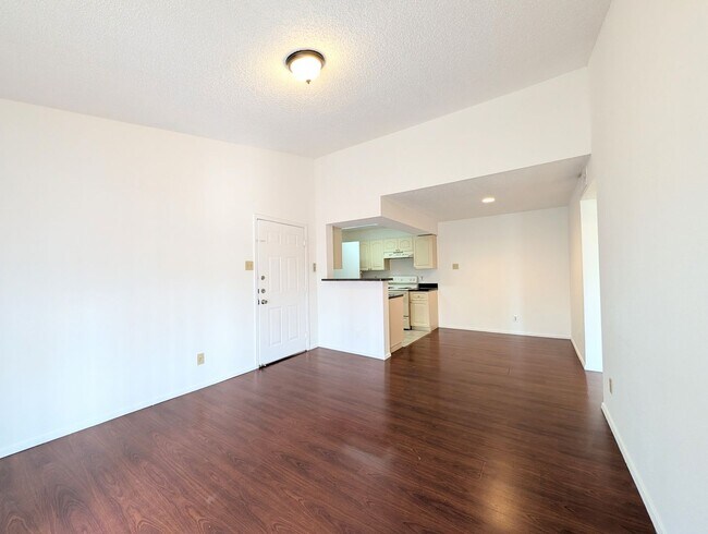 Building Photo - Bright & Well-Located 1BR/1BA Condo – Kendall Area