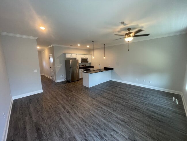 Building Photo - 2 Bed/2.5 Bath Townhome with Garage (Water/Sewer/Trash Included)