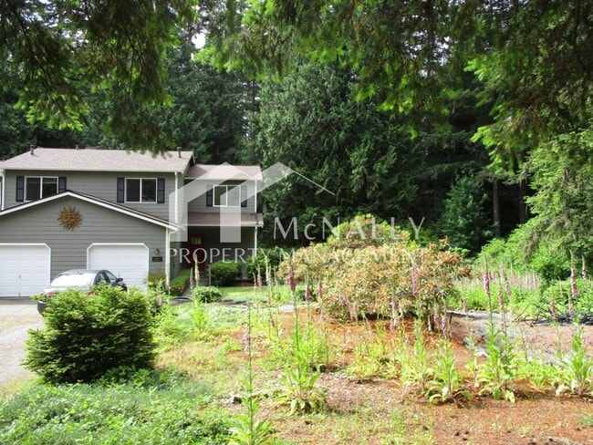 Building Photo - Charming 2 Bedroom 2 Bath Duplex