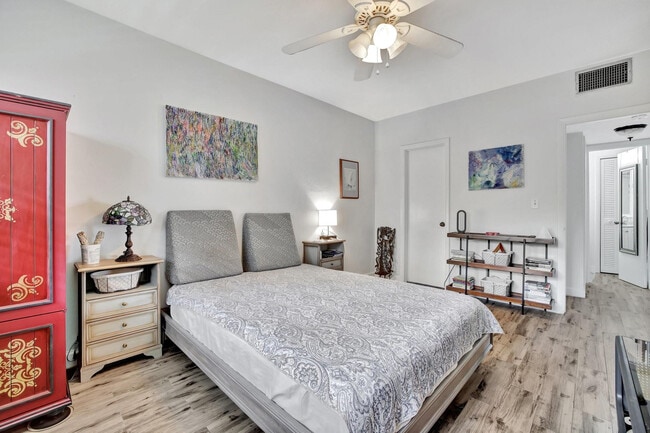 Building Photo - 1450 N Riverside Dr