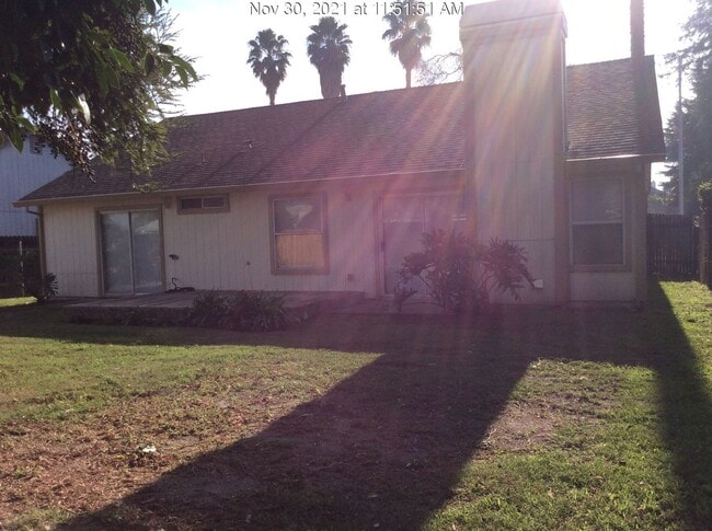 Building Photo - Comfortable Living in a Well-Sized 2-Bed, 2-Bath Home