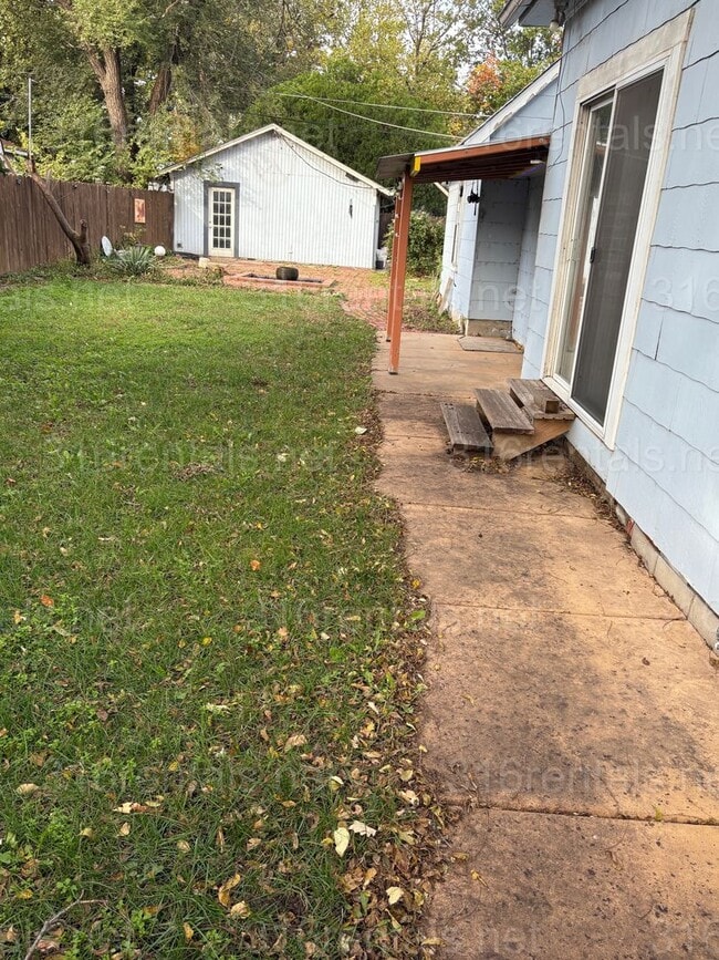 Building Photo - $1099 - 3 bed 1 bath - Single Family Home