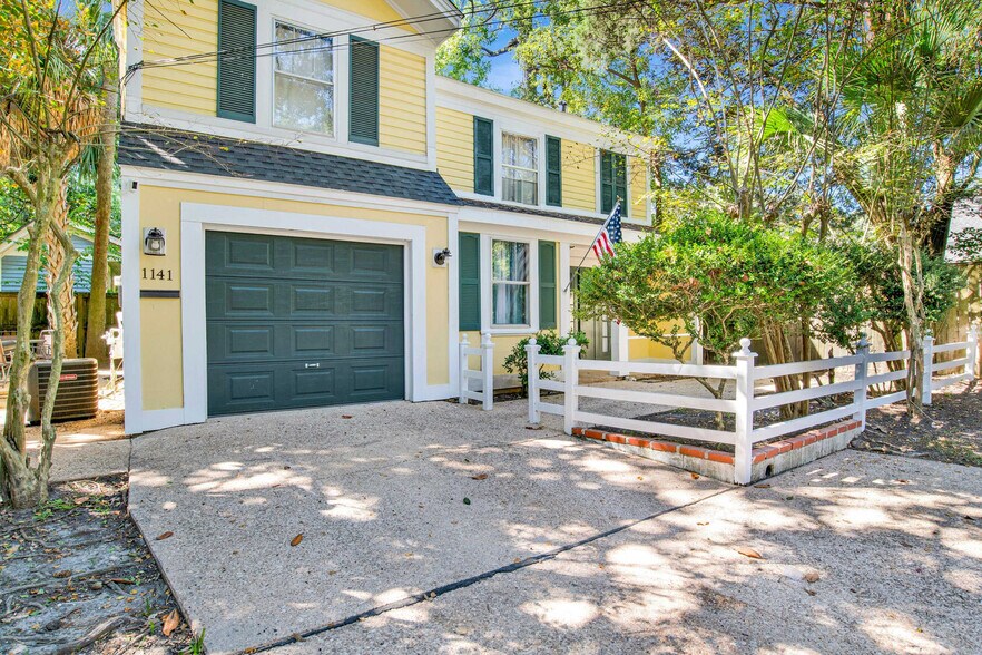 Building Photo - 1141 Montauk Ave