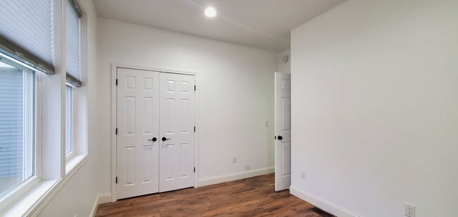 Building Photo - 4-bedroom 3-bathroom home minutes to Downt...