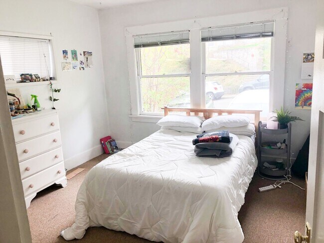 Building Photo - 2 & 4 Bedroom Apartments with Classic Charm & Bay View