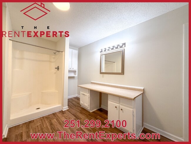 Building Photo - 4456 Eastview Dr