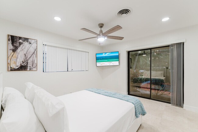 Building Photo - 1016 NE 26th Ave