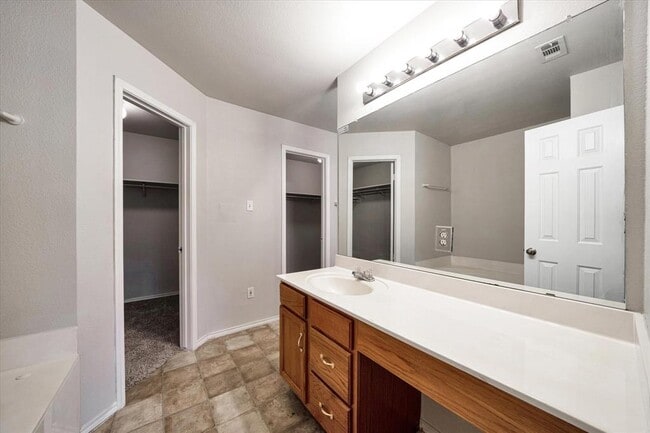 Building Photo - 1701 Balsam Way