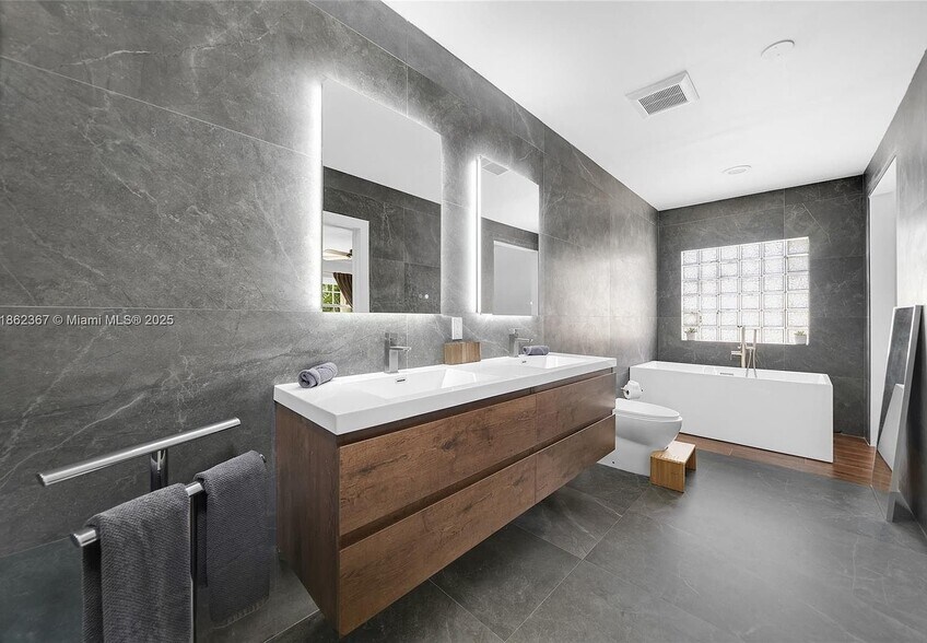 Building Photo - 620 SW 22nd Rd