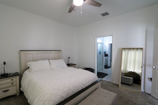 Building Photo - Stunning 4-Bedroom Home in South Fork with...