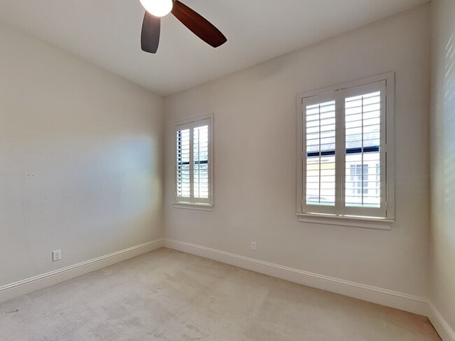 Building Photo - 1240 Poinsettia Ave