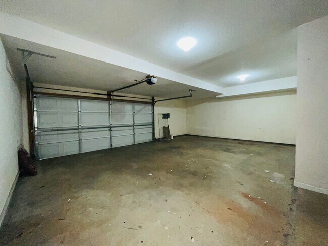 Building Photo - Northgate district! 4 bed/2.5 full bath, newly renovated, large lot, approx 2500 sqft, 2 car gara...