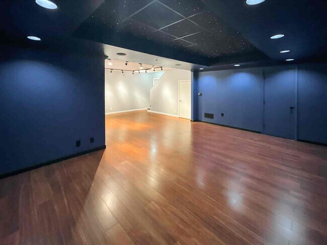 Building Photo - 670 Mitchell Dr