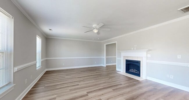Building Photo - 305 S Square Dr