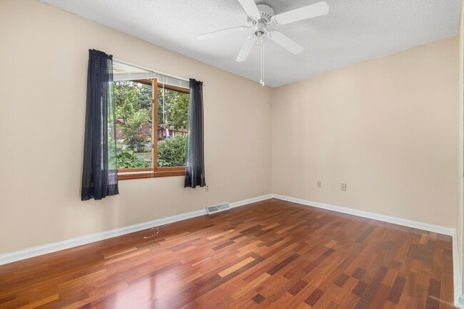 Building Photo - 517 Bramblewood Dr