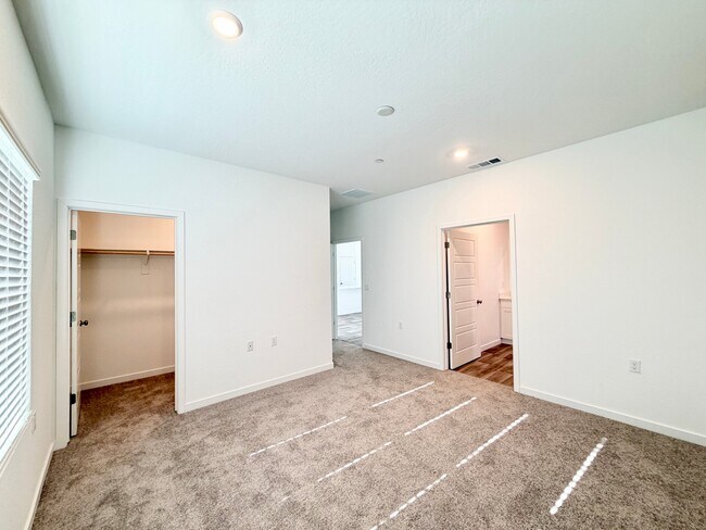 Building Photo - 3323 N Contessa Ave